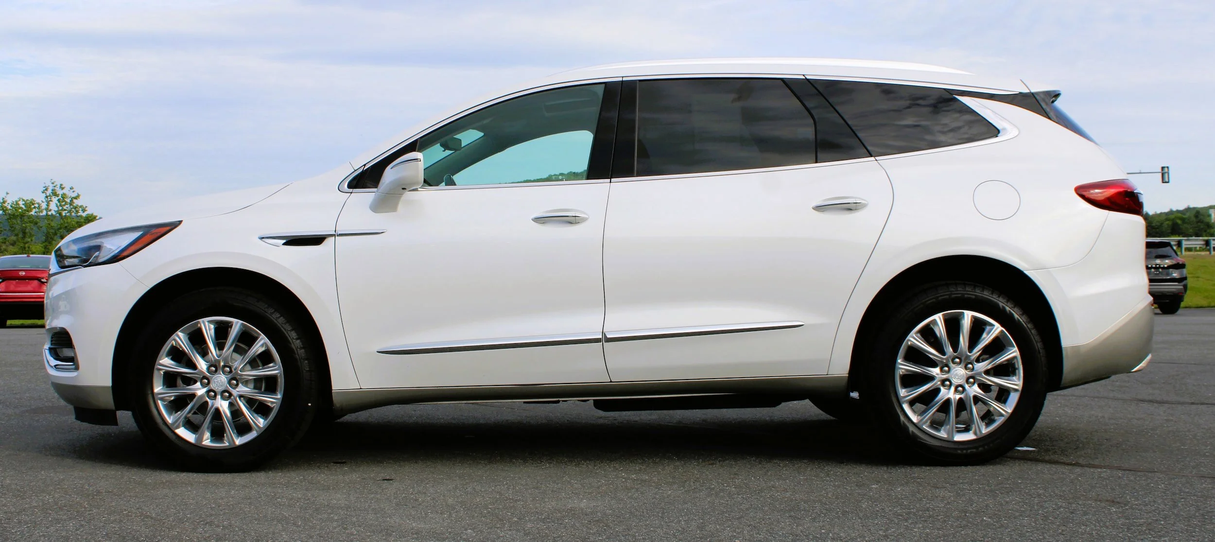 Used 2018 White Frost Tricoat Buick Premium image 13