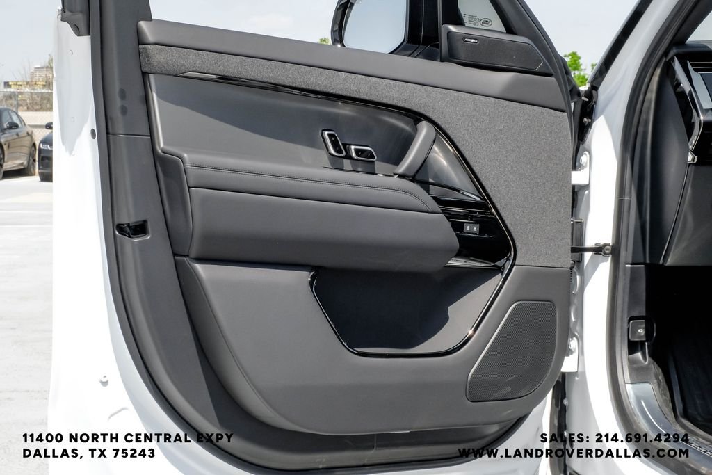 New 2026 Ostuni Pearl Wht Prem Met Land Rover Dynamic SE image 41