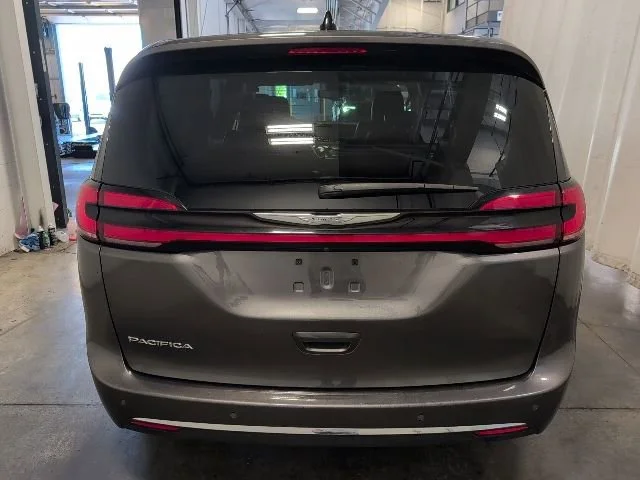 Used 2023  Chrysler Touring L image 5