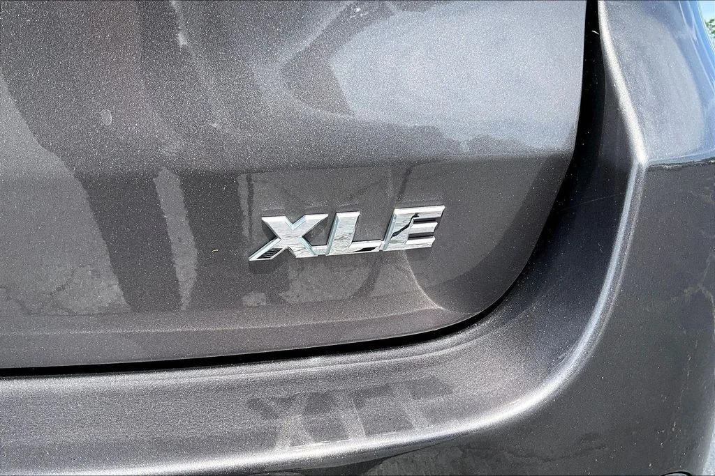 Used 2015 Predawn Gray Mica Toyota XLE V6 image 26