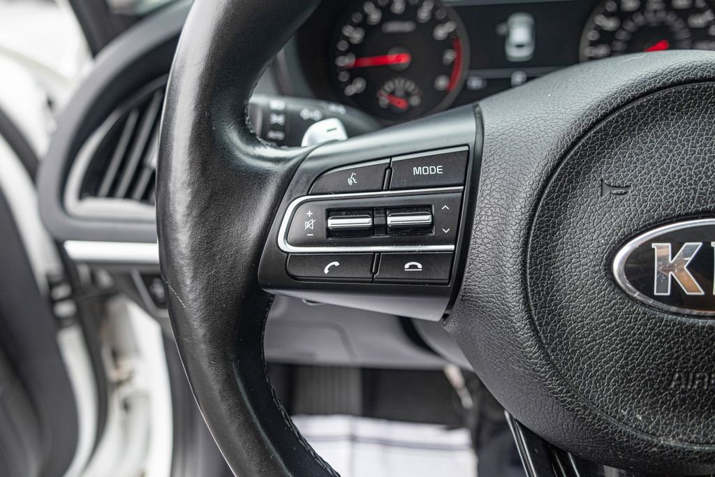 Used 2018 White Kia Premium image 24