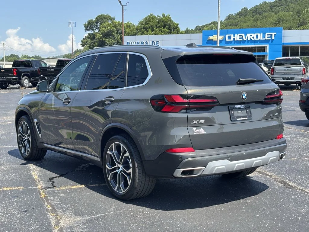 Used 2026 Gray BMW sDrive40i image 9