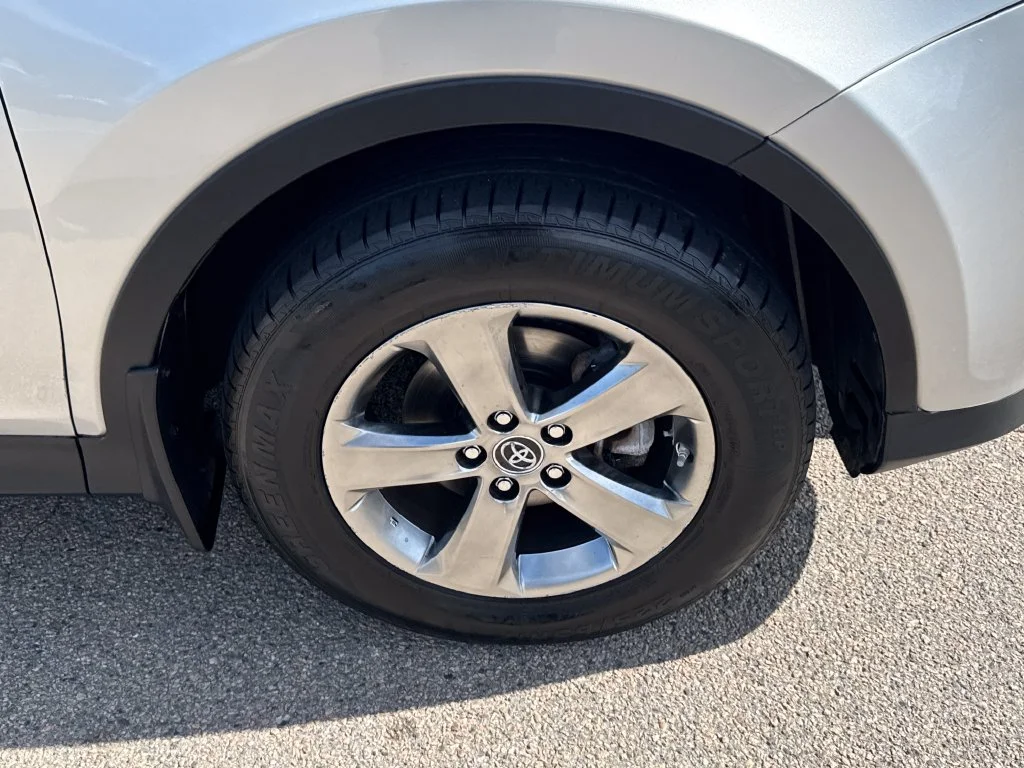 Used 2015 Silver Toyota XLE image 41