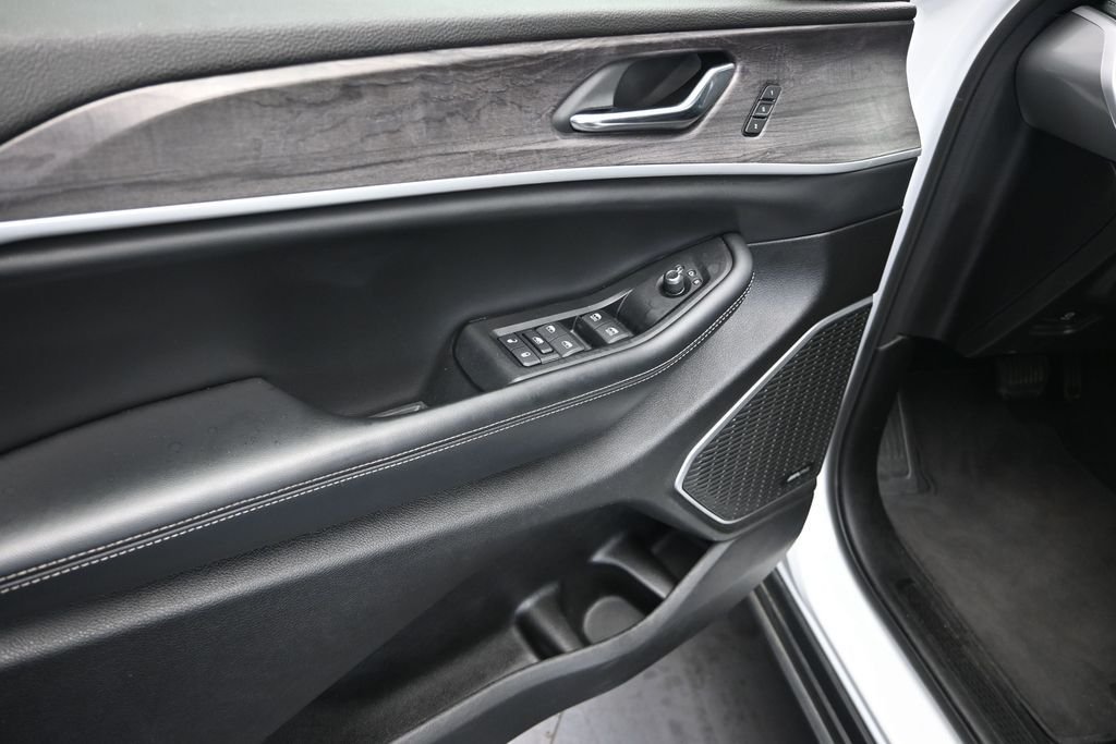 Used 2024 White Jeep 4xe image 11
