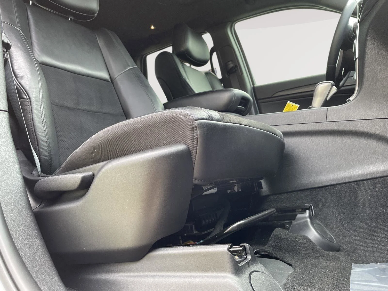 Used 2021 Billet Silver Metallic Clearcoat Jeep Laredo X image 5