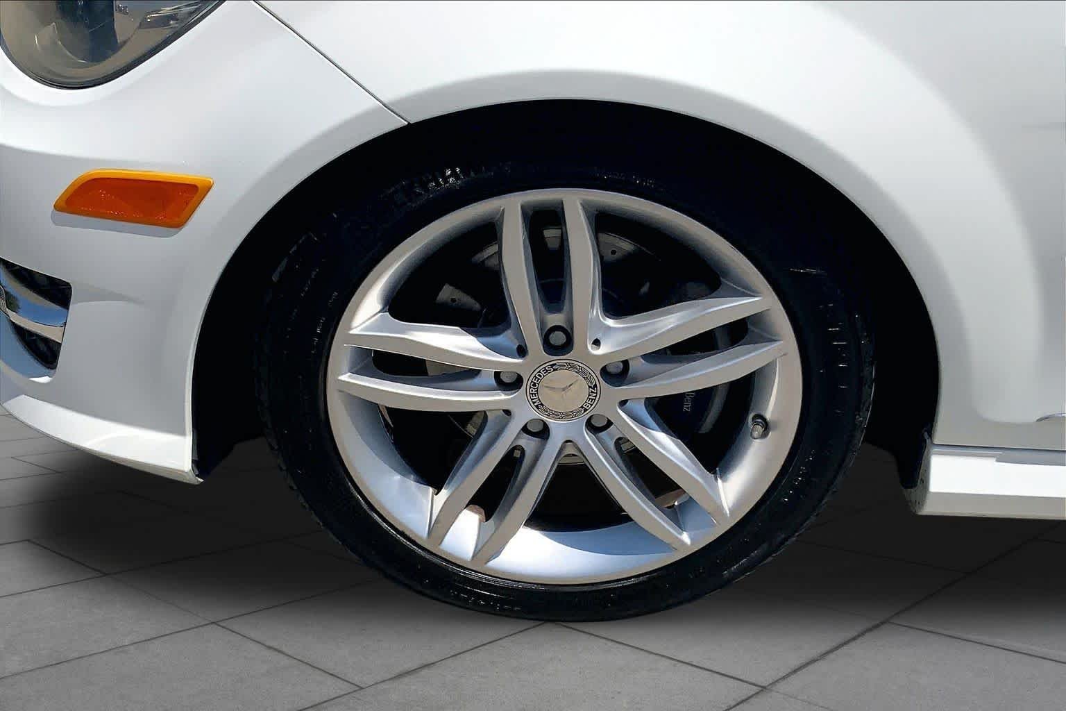 Used 2012 Arctic White Mercedes-Benz C 250 Luxury image 9