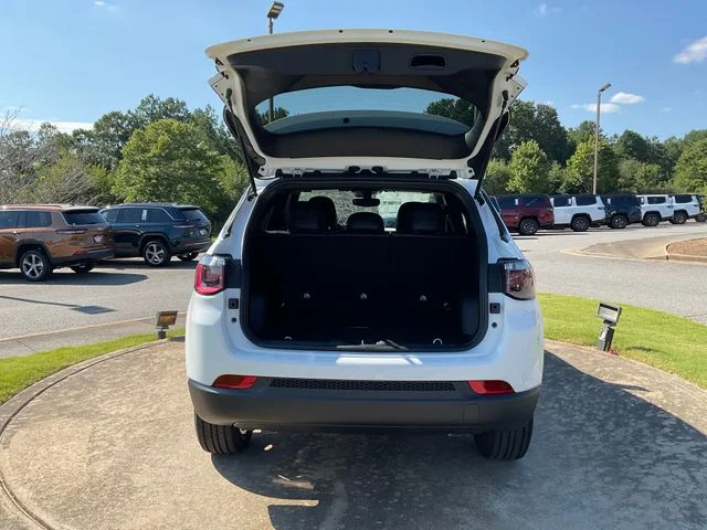 New 2026 Bright White Clearcoat Jeep Latitude image 27