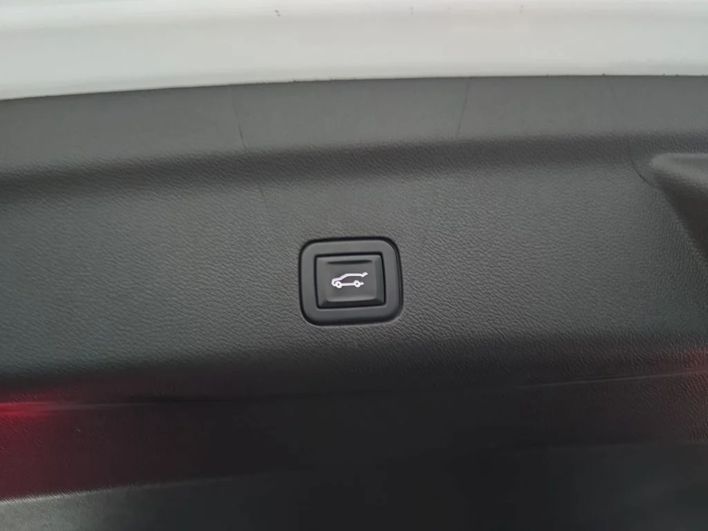 Used 2021 White GMC Denali image 16