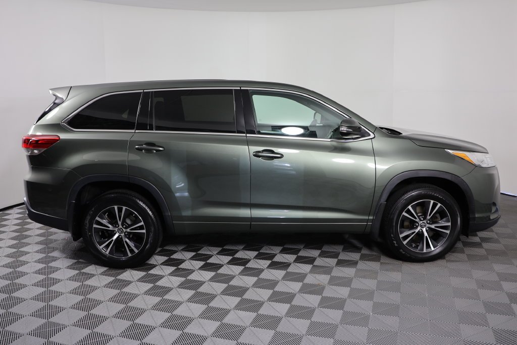 2017 Toyota Highlander LE - Photo 9