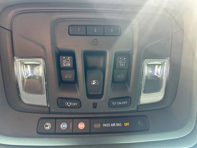 Used 2022 IRIDESCENT PEARL TRICOAT Chevrolet LTZ image 20