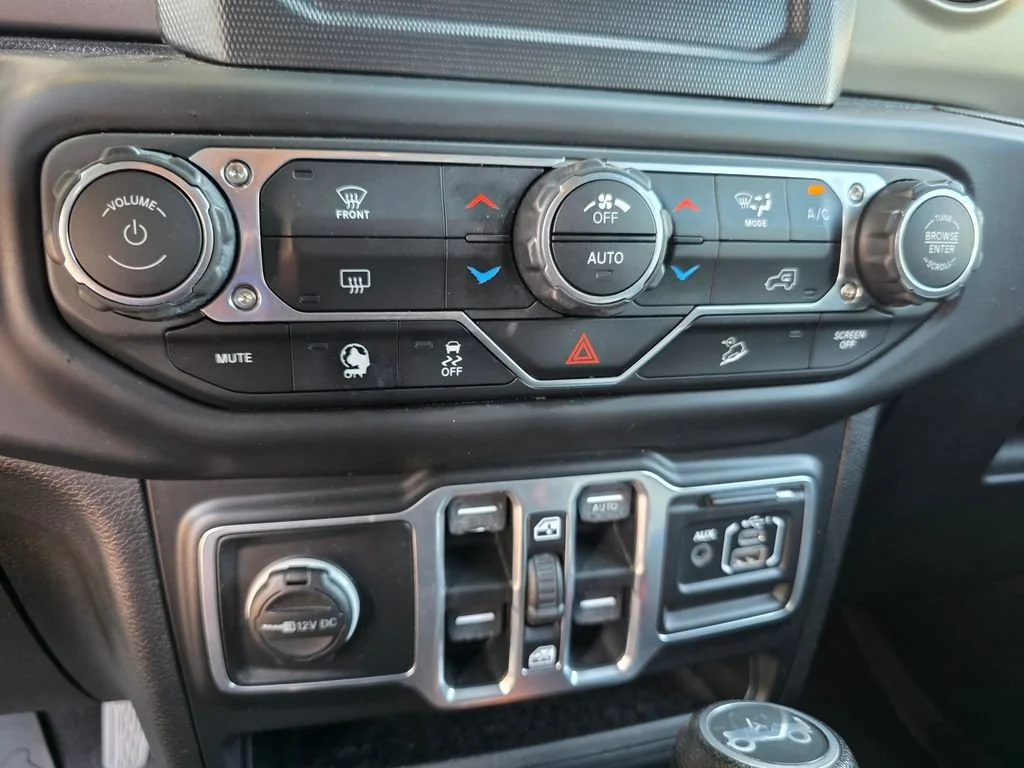 Used 2018 Silver Jeep Sport S 4x4 image 19