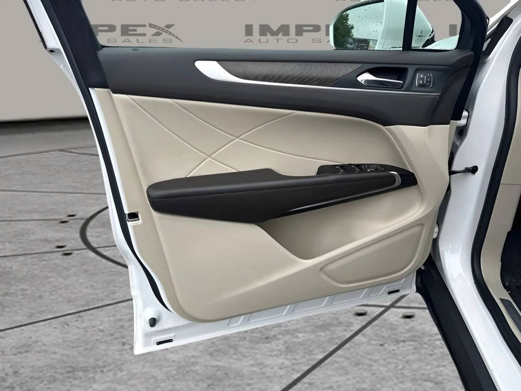 Used 2019 White Lincoln Reserve image 16