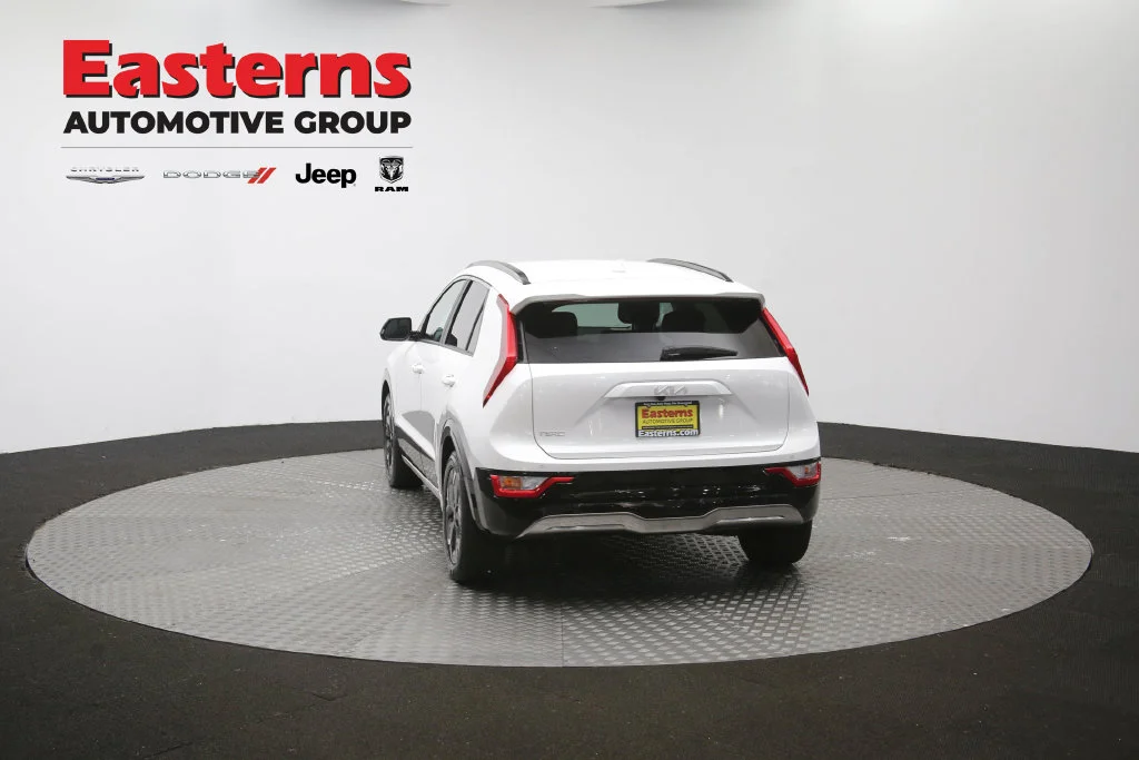 Used 2023 White Kia Wind image 61