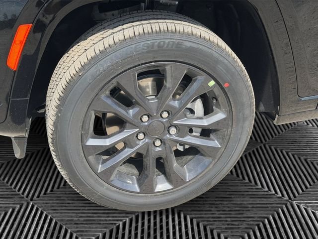 New 2026 Diamond Black Crystal Pearl-Coat Exterior Paint Jeep Limited image 9