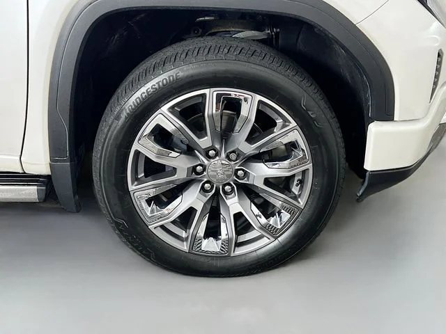 Used 2023 White GMC Denali image 41