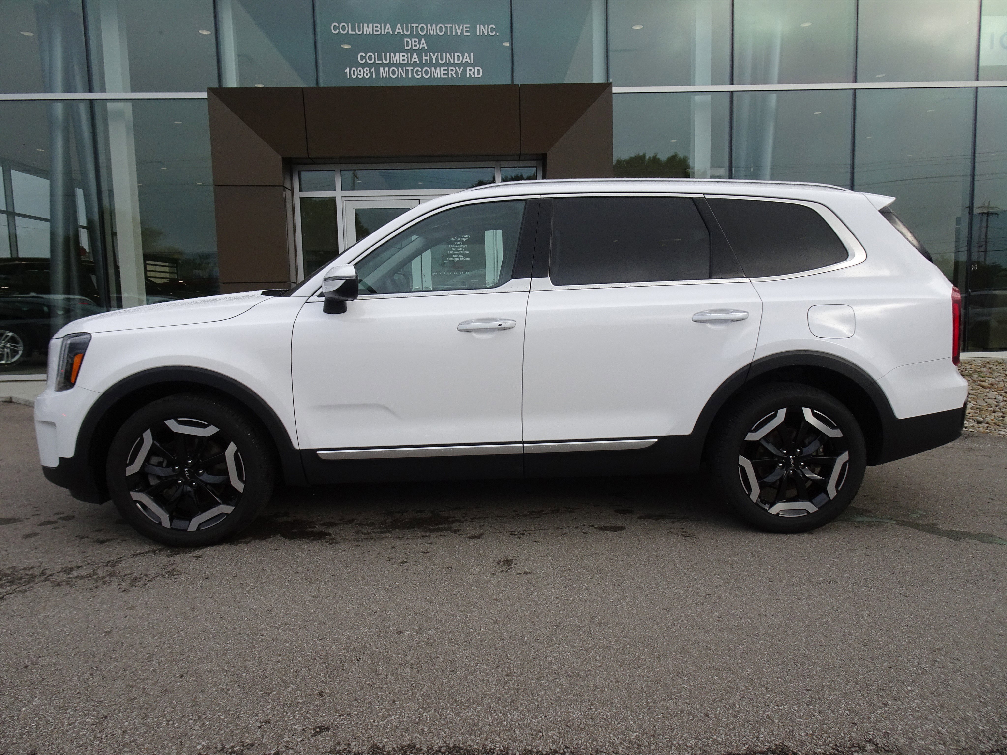Used 2024 Glacial White Pearl Kia S image 2