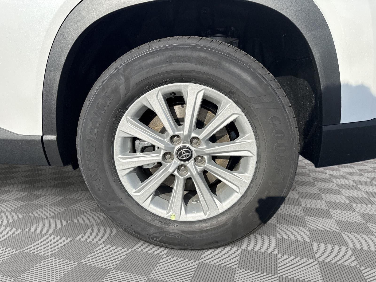 New 2026 Wind Chill Pearl <sup>1</sup> Toyota  XLE image 8