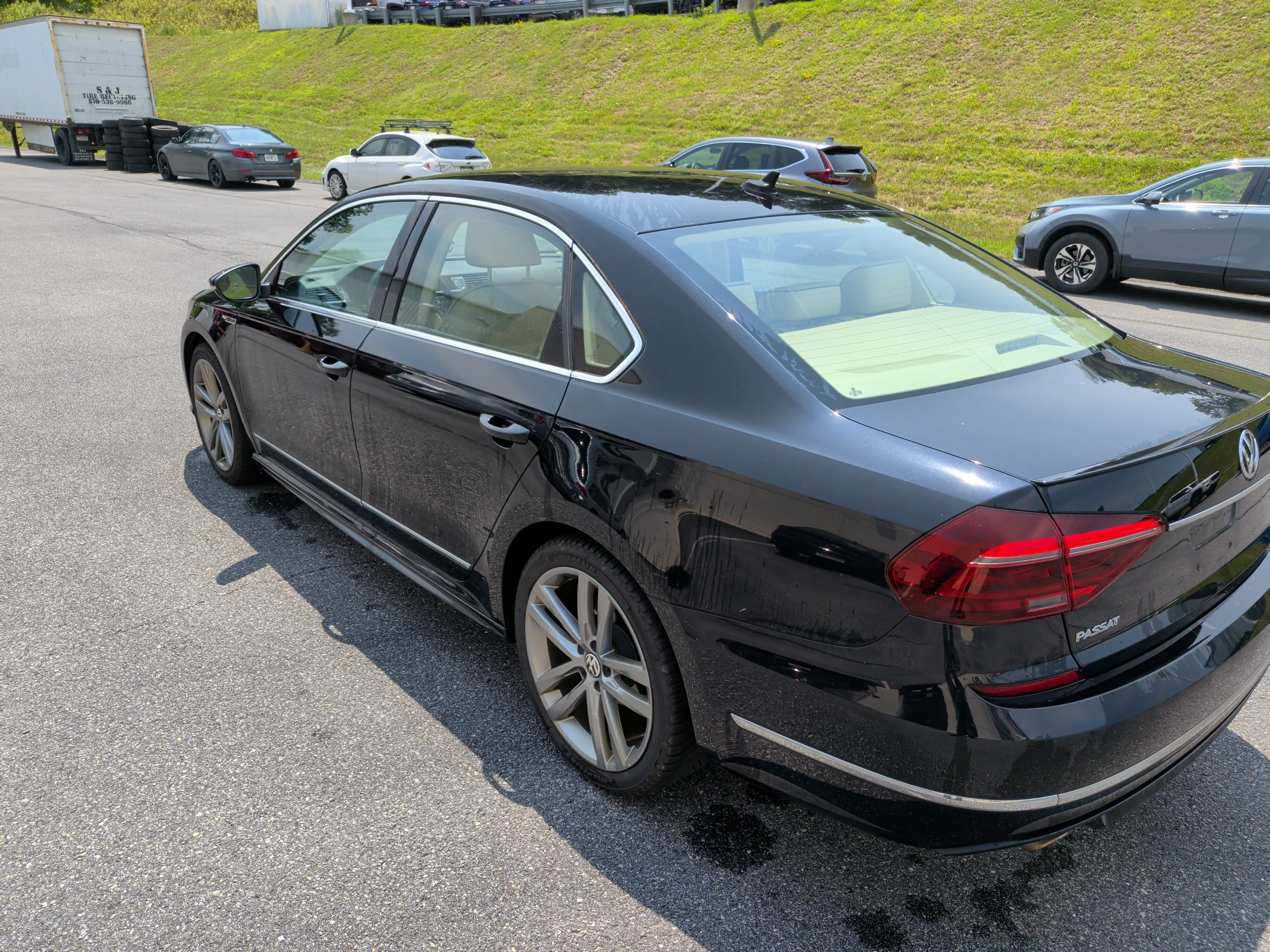 Used 2017 Deep Black Pearl Volkswagen R-Line w/Comfort Pkg image 5