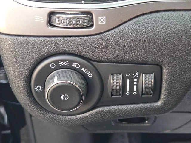Used 2020 Black Jeep Latitude Plus image 24