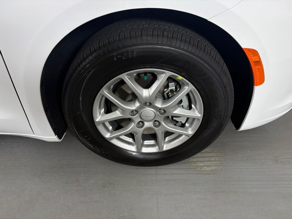 New 2027 Bright White Clear-Coat Paint Chrysler Select image 10