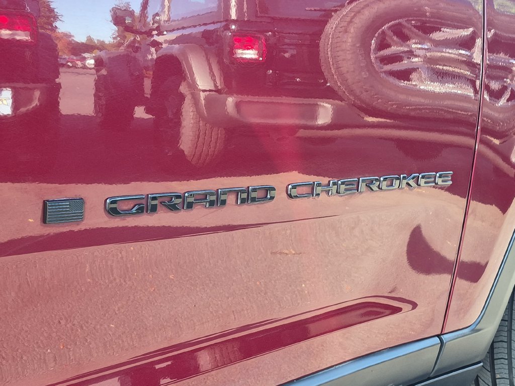 Used 2025 Red Jeep Altitude image 26