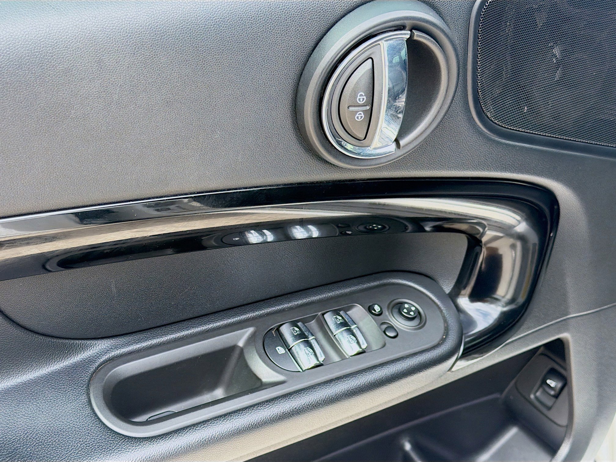 Used 2019 Light White MINI Cooper image 14