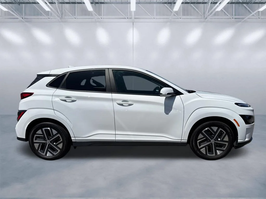 Used 2023 White Hyundai SEL image 3