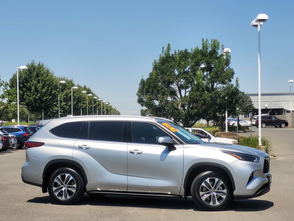 Used 2022 Silver Toyota XLE image 3