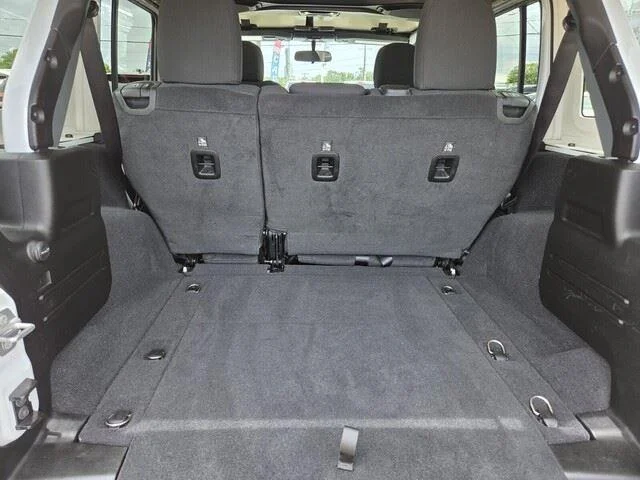 Used 2021 Bright White Clearcoat Jeep Unlimited Sahara image 28