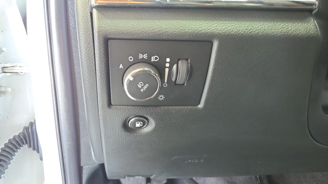 Used 2018 Bright White Clearcoat Jeep Trailhawk image 30