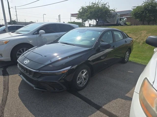Used 2024 Black Hyundai SE image 2
