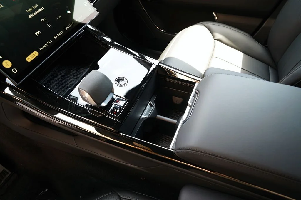 New 2026 Santorini Black Land Rover Dynamic SE image 33