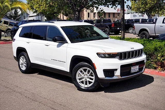Used 2023 White Jeep Laredo image 2