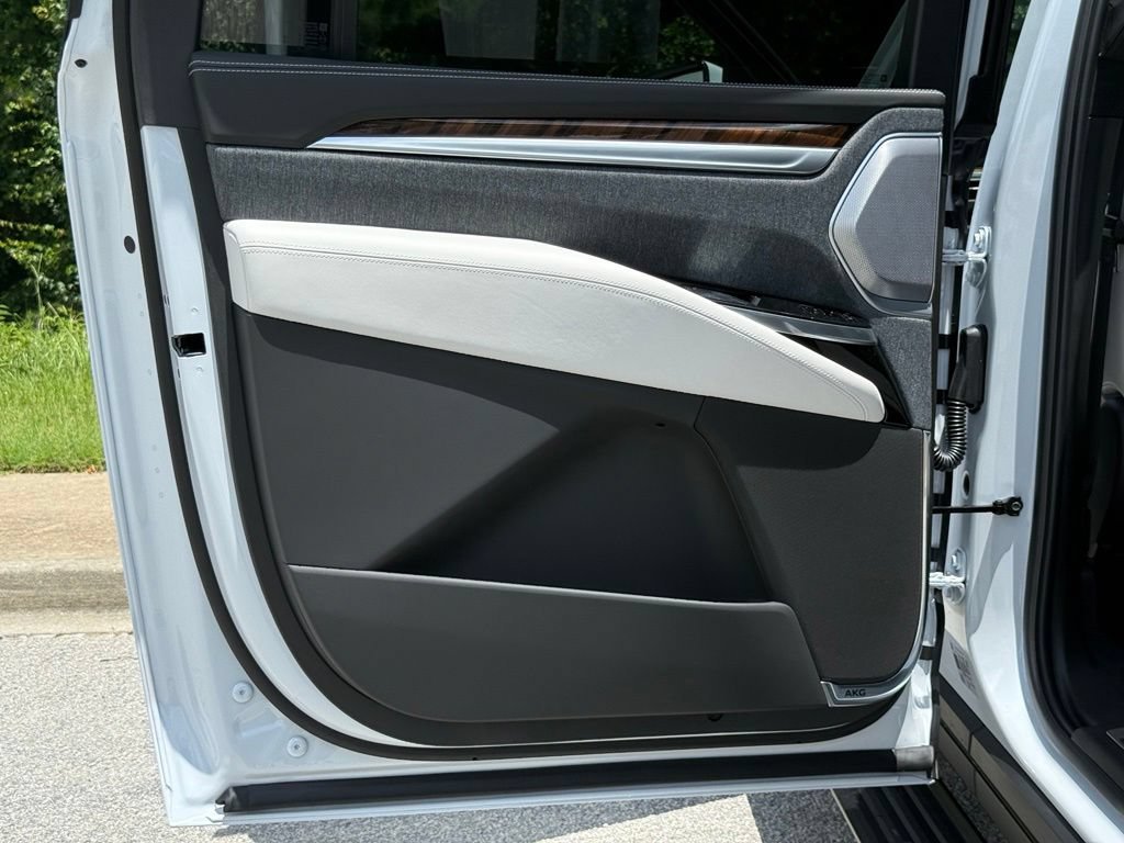 New 2026 Vibrant White Tricoat Cadillac Platinum Sport image 21