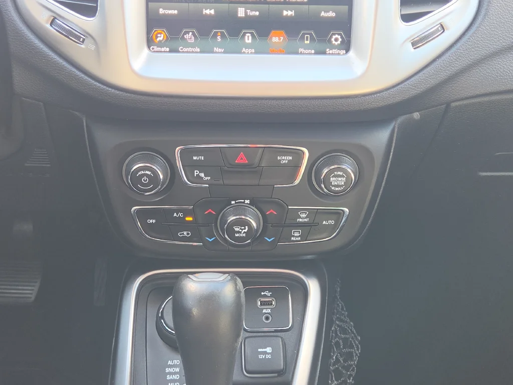 Used 2017 Black Jeep Latitude image 17
