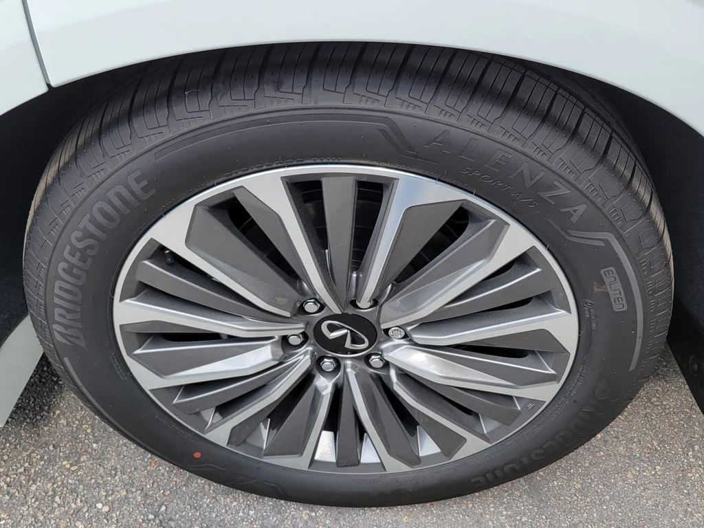 New 2027 RADIANT WHITE INFINITI Luxe 4WD image 7