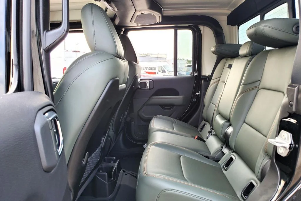 New 2025 Black Jeep Mojave image 17