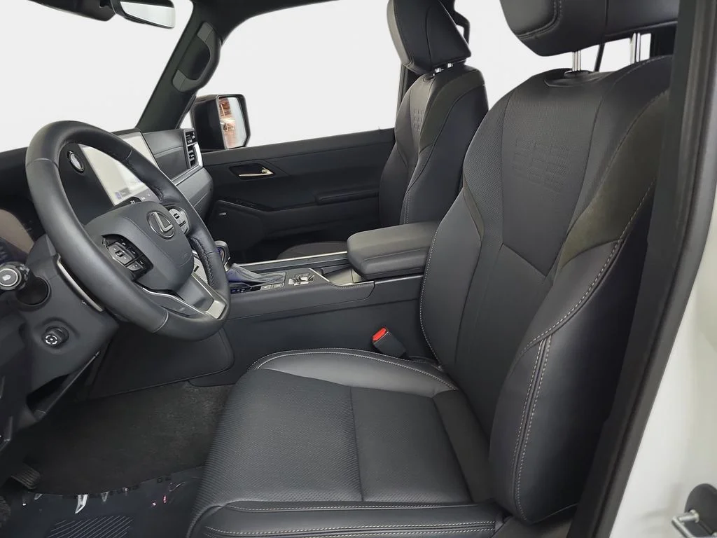Used 2025 White Lexus 550 Overtrail+ image 18