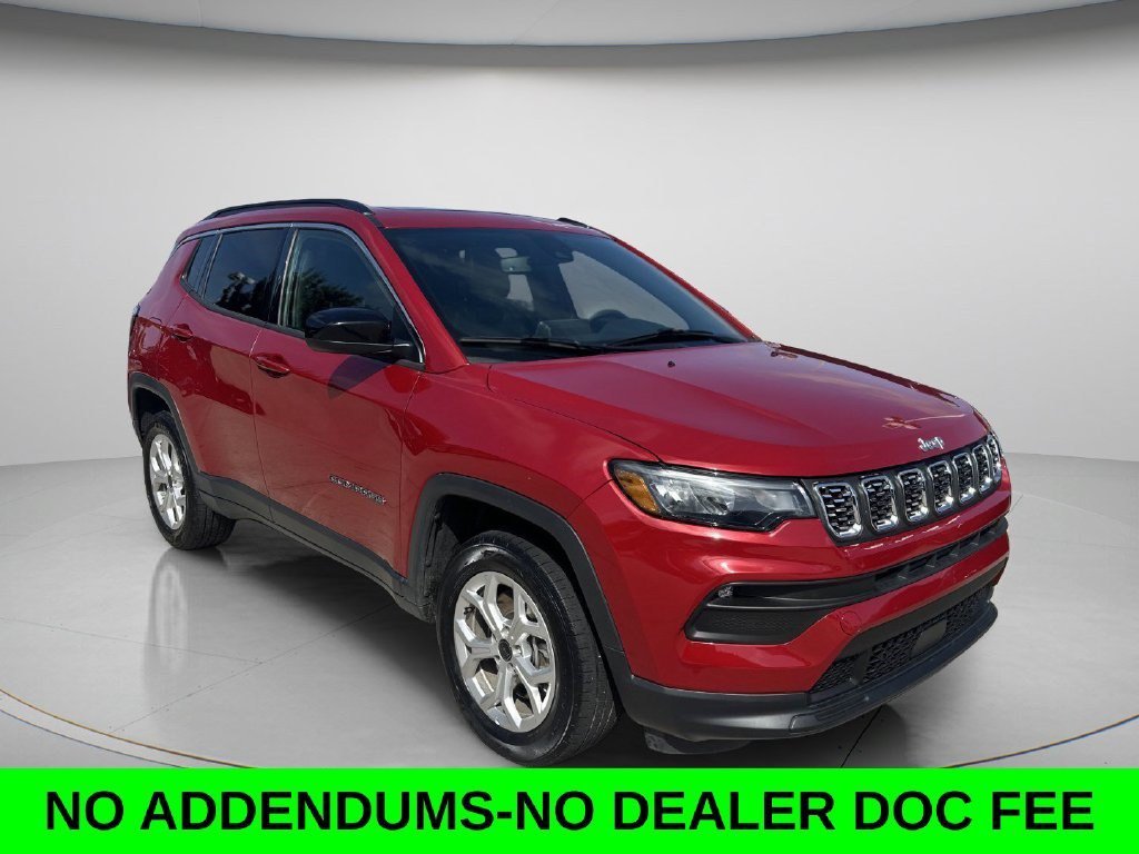 Used 2025 Red Hot Pearlcoat Jeep Latitude image 1