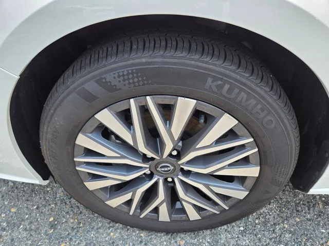 Used 2025 White Nissan 2.5 SV image 25