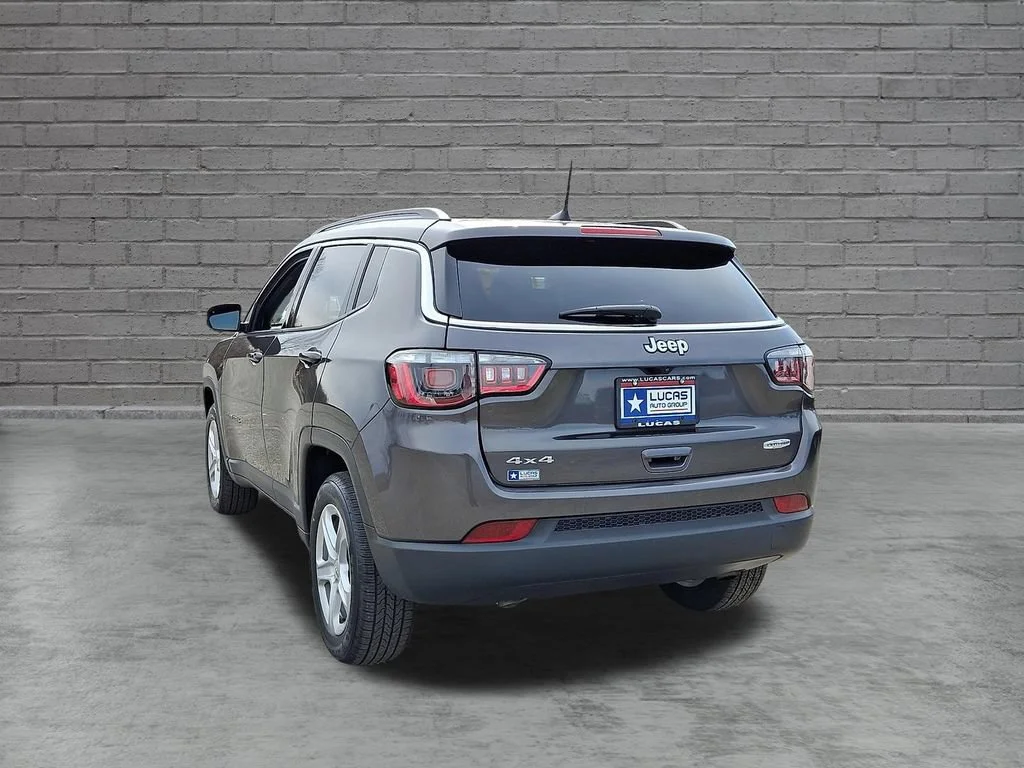 Used 2023 Granite Crystal Metallic Clearcoat Jeep Latitude image 9