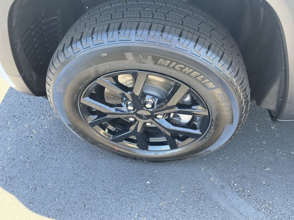 New 2026 White Jeep Altitude image 10