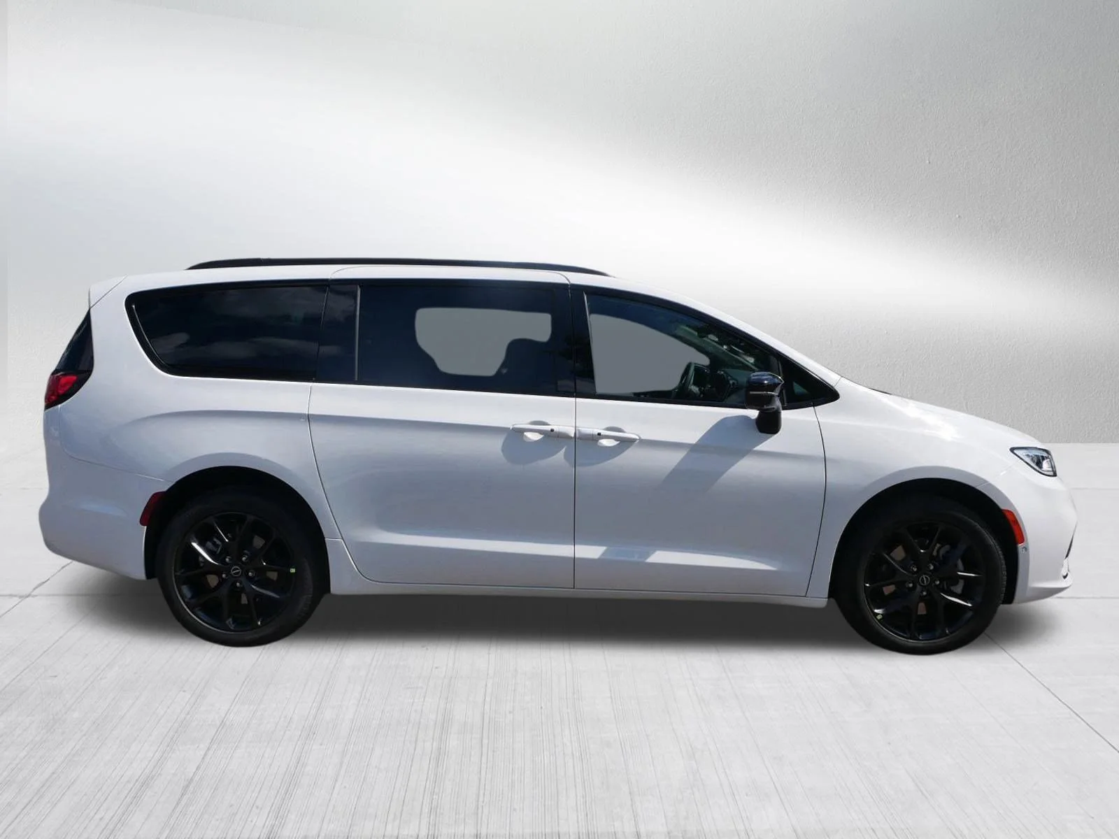 New 2026 Bright White Clear-Coat Exterior Paint Chrysler Limited image 8