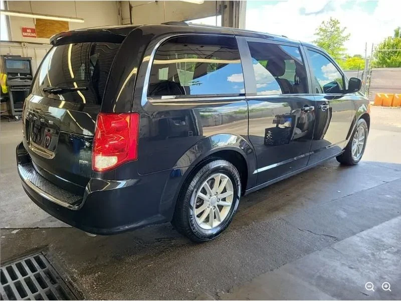 Used 2020 Black Onyx Crystal Pearlcoat Dodge SXT image 4