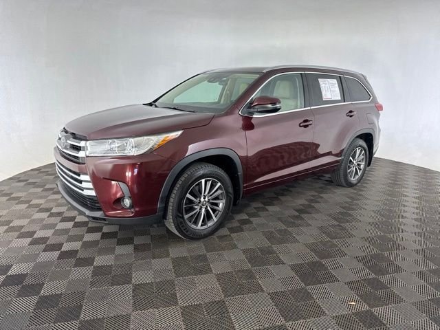 Used 2018 Red Toyota XLE image 3