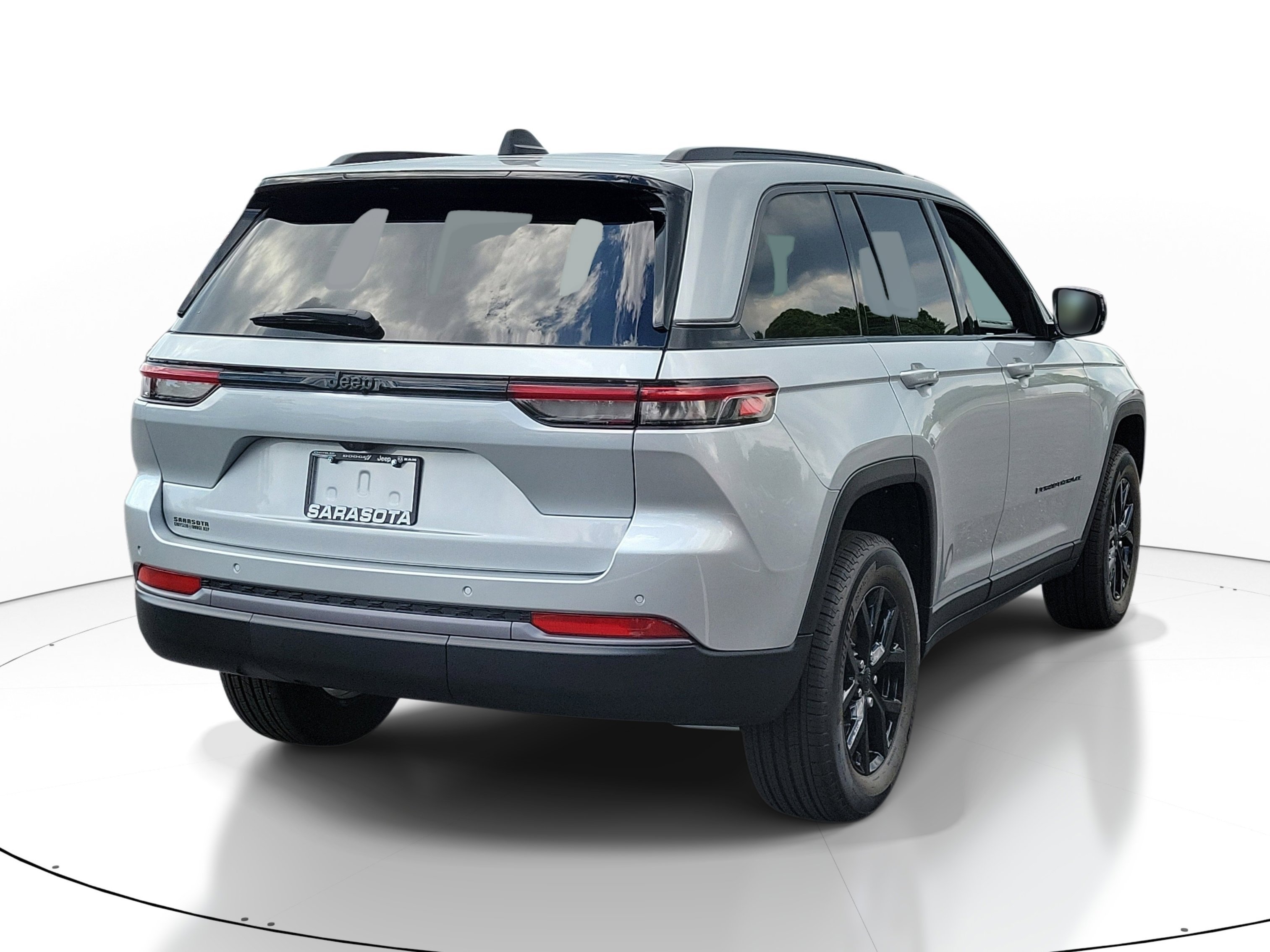 New 2026 Silver Zynith Exterior Paint Jeep Laredo Altitude image 6