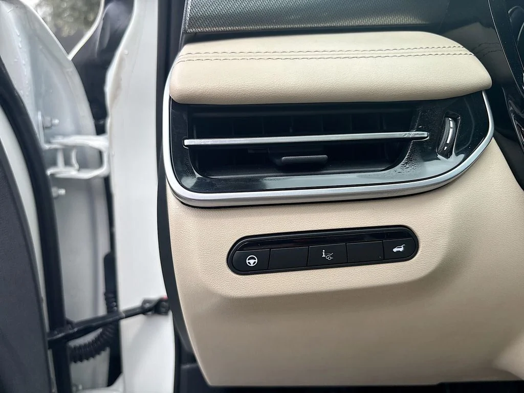 Used 2025 White INFINITI LUXE image 38