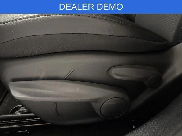 New 2026 Bright White Clear-Coat Exterior Paint Jeep Latitude image 10