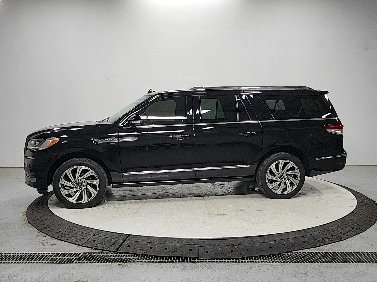Used 2023 Black Lincoln Reserve image 4