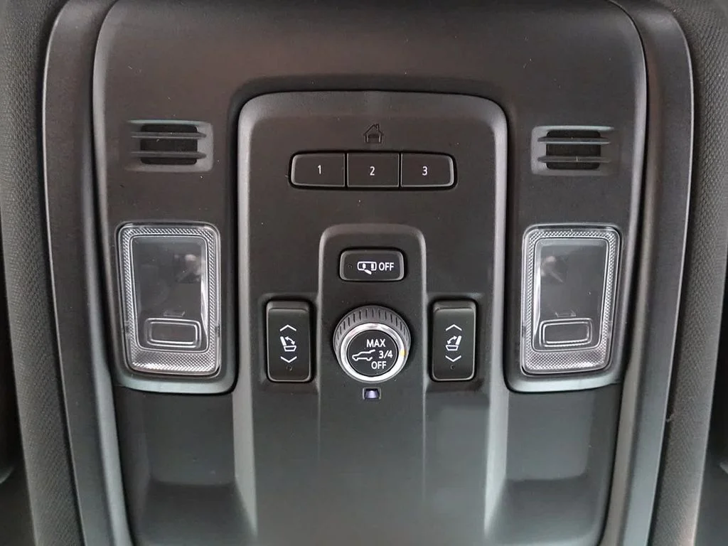 Used 2022 White Chevrolet Z71 image 26
